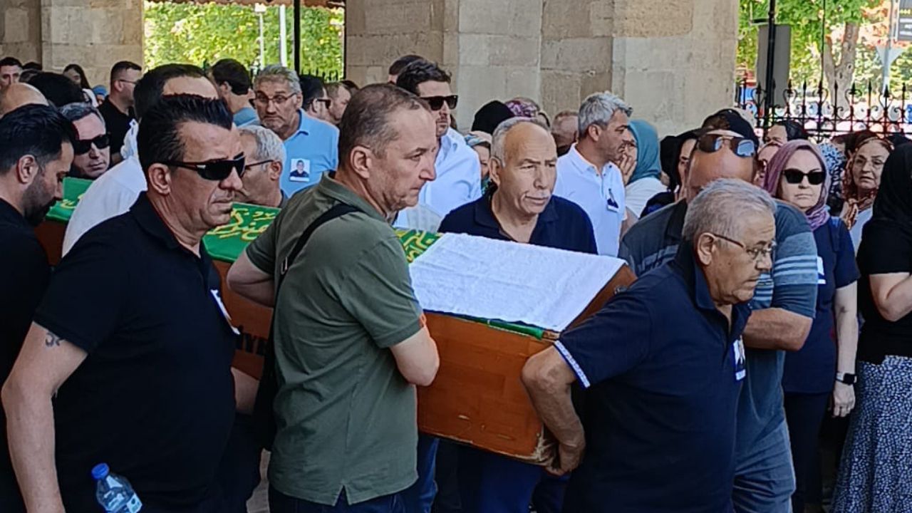 Edirne'de geçirdiği kalp krizi sonucu 51 yaşında hayata veda eden Muhsin Murat Şuta, Eski Cami'deki cenaze töreninin ardından son yolculuğuna uğurlandı.
